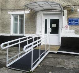 Главный вход в здание МКДОУ - детского сада № 6: 
установлен пандус для инвалидов - колясочников, имеется кнопка-звонок при входе в здание.